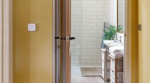 Hair dryer - Lemon Tree Cottage - Luxury Cottages (Painswick)