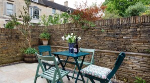 Outdoor dining - Lemon Tree Cottage - Luxury Cottages (Painswick)
