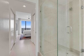 2 Schlafzimmer, Schreibtisch, Bügeleisen/Bügelbrett, WLAN