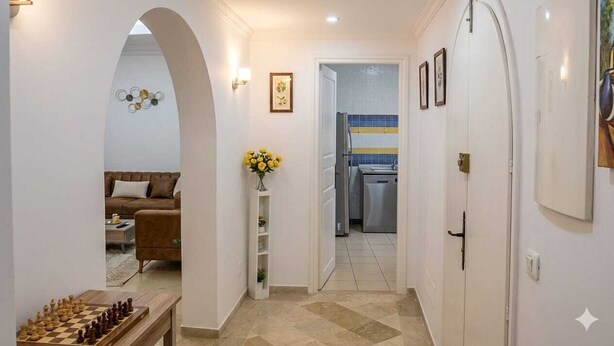 A hallway with a living room, a kitchen, and a dining area. - Résidence Nesrine (Hammamet)
