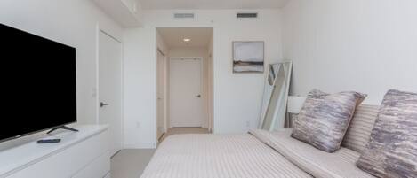 2 bedrooms, desk, iron/ironing board, WiFi