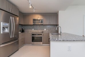 Een koelkast, een microgolfoven, een oven, een kookplaat