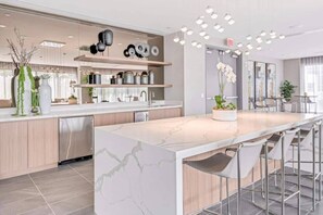 Kühlschrank, Mikrowelle, Wasserkocher mit Kaffee-/Teezubehör