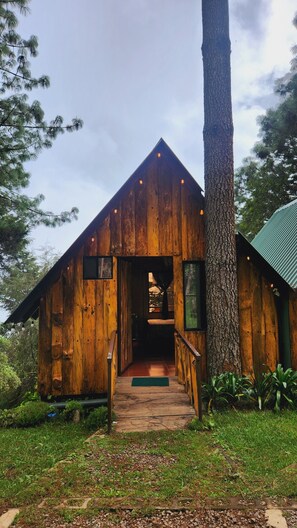Cabin truyền thống, sân hiên, quang cảnh vườn