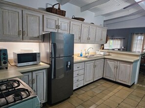 Geladeira, micro-ondas, cooktop, cafeteira/chaleira
