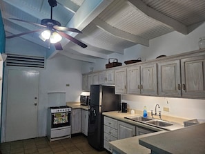 Geladeira, micro-ondas, cooktop, cafeteira/chaleira