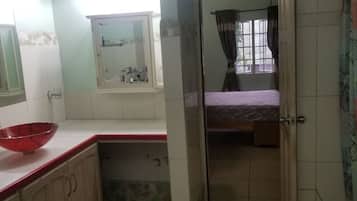 2 bedrooms, desk, iron/ironing board, free WiFi