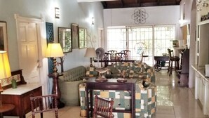 Living area - BUENA VISTA | Views•Pool•Location•Wellness•Nature (Port of Spain)