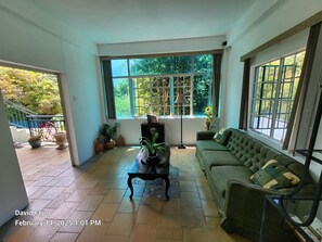 Smart-TV, stereoanlegg og kontorer