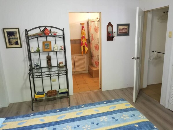 Escrivaninha, Wi-Fi, roupa de cama