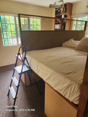 Desk, WiFi, bed sheets