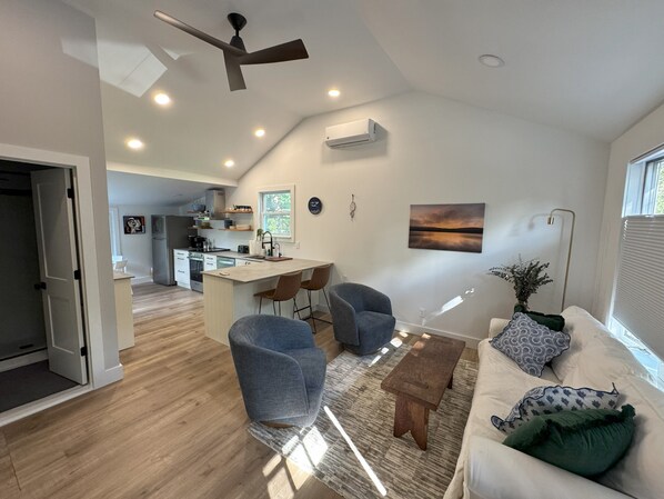 Televisor intel·ligent i llibres 