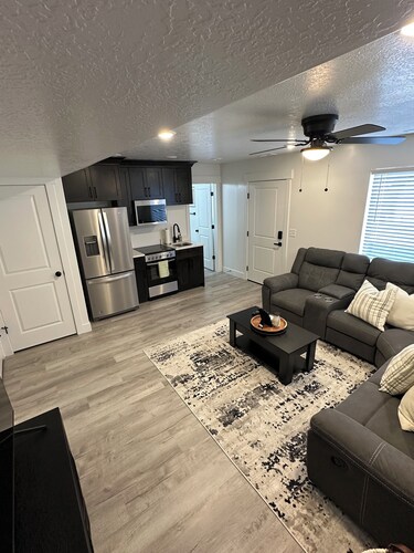 Modern 1 BR + Kitchen Comfort
