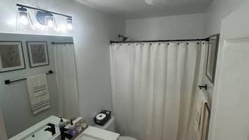 Serviettes fournies, savon, papier toilette