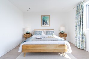 4 bedrooms, iron/ironing board, WiFi, bed sheets - The Blue House is a striking contemporary beach house, designed by architect Ian Hogarth who feature (Bude)