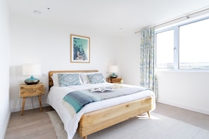 4 bedrooms, iron/ironing board, WiFi, bed sheets - The Blue House is a striking contemporary beach house, designed by architect Ian Hogarth who feature (Bude)