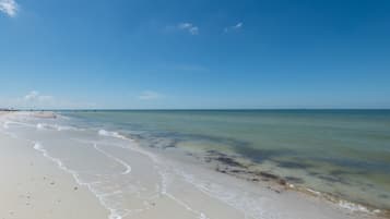 Plage, chaises longues, serviettes de plage