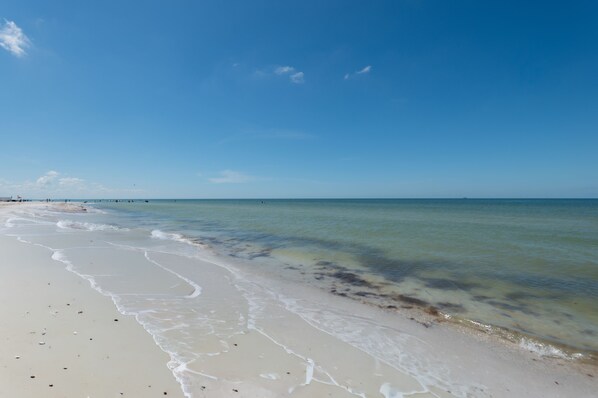 På stranden, solstolar och strandhanddukar