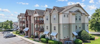 NEWLY FURNISHED 4BR/4BA condo 8 mins from Memorial Stadium 15 mins from Clemson!