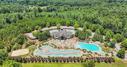 NEWLY FURNISHED 4BR/4BA condo 8 mins from Memorial Stadium 15 mins from Clemson!