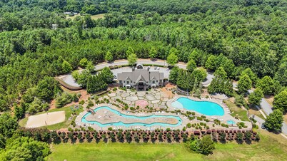 NEWLY FURNISHED 4BR/4BA condo 8 mins from Memorial Stadium 15 mins from Clemson!