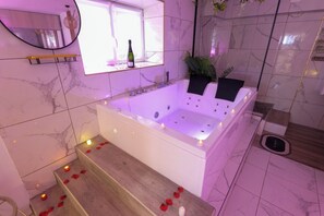 Een bubbelbad, een haardroger, handdoeken, toiletpapier