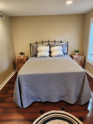 2 bedrooms, WiFi, bed sheets - Charming 2-bedroom, 5 minute walk to the beach on Oak Island (Oak Island)