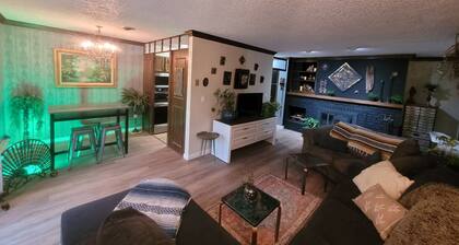 Stylish 2 bedroom condo, uniquely decorated in a convenient location.