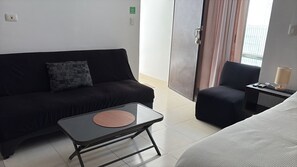 خزنة داخل الغرفة ومكواة/لوح كي وواي فاي مجانًا