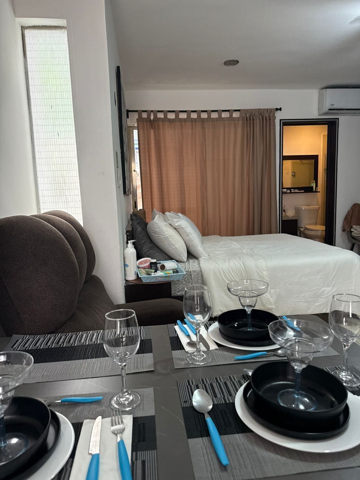 Caja de seguridad en la habitación y tabla de planchar con plancha 