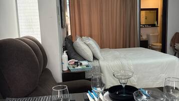 Basic Studio | In-room safe, iron/ironing board, free WiFi