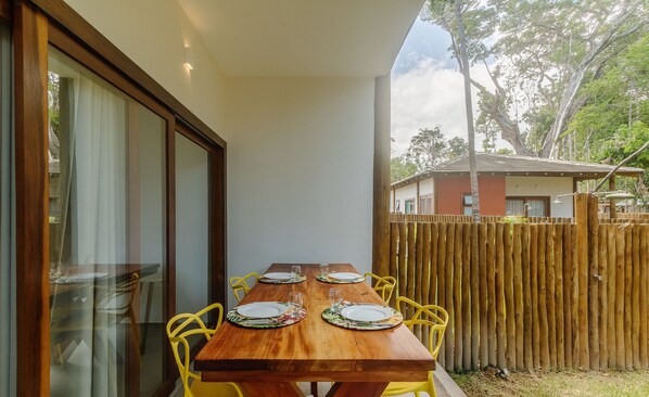 Basic Villa | Outdoor dining