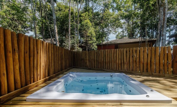 Basic Villa | Outdoor spa tub