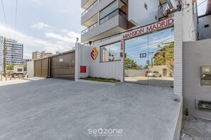 Un edificio con un letrero que dice "Mansion Madrid" y el número "100" en la fachada.