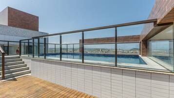 Apartamento básico | Piscina | Una piscina al aire libre