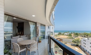 Basic Apartment | Outdoor dining - Building With Swimming Pool 300m From the Beach in Ilheus - MMD (Ilhéus)