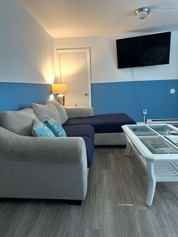 Smart TV - SEA-clusion 1 cozy apartment across the street from the beach! (Norfolk)
