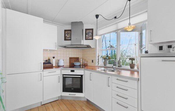 Een koelkast, een oven, een kookplaat, een vaatwasser