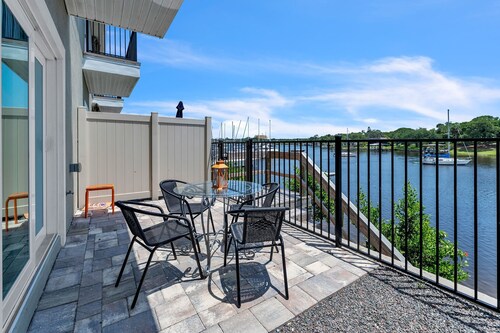 Waterfront 2-bdrm townhome with WiFi, AC, walking distance to EGAD food & shops