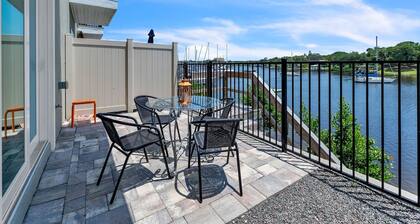 Waterfront 2-bdrm townhome with WiFi, AC, walking distance to EGAD food & shops
