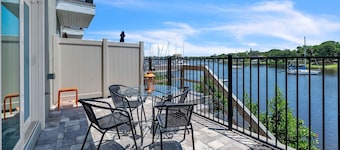 Waterfront 2-bdrm townhome with WiFi, AC, walking distance to EGAD food & shops