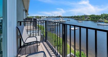 Waterfront 2-bdrm townhome with WiFi, AC, walking distance to EGAD food & shops