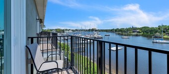 Waterfront 2-bdrm townhome with WiFi, AC, walking distance to EGAD food & shops