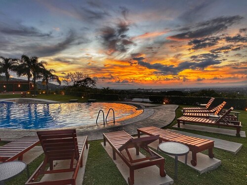 Spacious Penthouse w/office•Lakeview, Pool, GYM