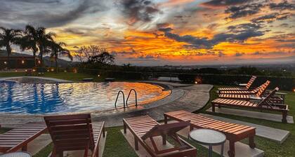 Spacious Penthouse w/office•Lakeview, Pool, GYM