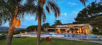 Spacious Penthouse w/office•Lakeview, Pool, GYM