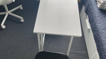 1 sovrum, skrivbord, strykjärn/strykbräda och gratis wi-fi