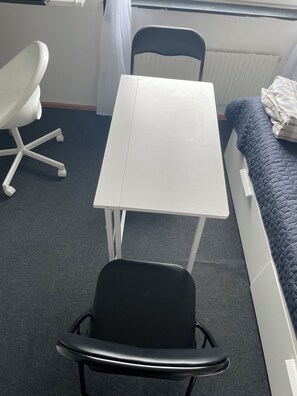 1 habitación, escritorio, tabla de planchar con plancha y wifi gratis
