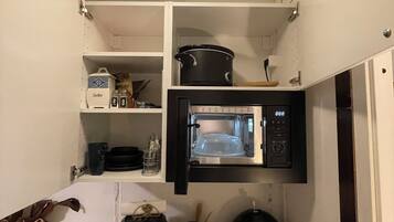 Køleskab, mikrobølgeovn, kaffe-/temaskine, elkedel