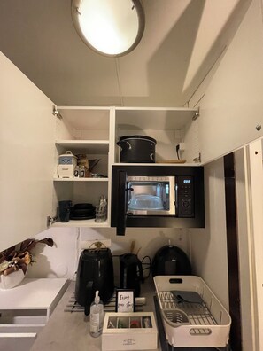 Refrigerador, microondas, cafetera y tetera y tetera eléctrica